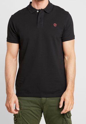 Schwarzes Polo-Shirt aus Baumwolle mit Kragen und zwei Knöpfen. Mit einem kleinen, bordeauxroten Logo auf der Brust. Kurze Ärmel.