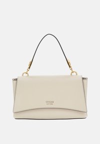Borsa a tracolla in pelle beige con forma strutturata, manico nero, hardware dorato e logo del marchio impresso nella parte anteriore. Texture liscia.