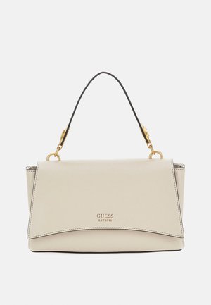 Borsa a tracolla in pelle beige con forma strutturata, manico nero, hardware dorato e logo del marchio impresso nella parte anteriore. Texture liscia.
