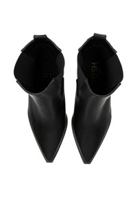 Botas de cuero negro hasta el tobillo con puntera afilada, paneles laterales elásticos y un acabado suave. Las suelas planas ofrecen una elevación mínima.