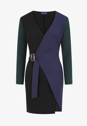 Wickelkleid mit einem schwarz-blauen Design und grünen Ärmeln. Hergestellt aus einem glatten Stoff und mit einer braunen Schnalle an der Taille.