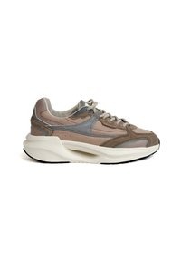 Sneaker con un mix di suede marrone chiaro e pannelli sintetici grigi, dotati di una spessa suola intermedia bianca e una suola esterna nera texturizzata.