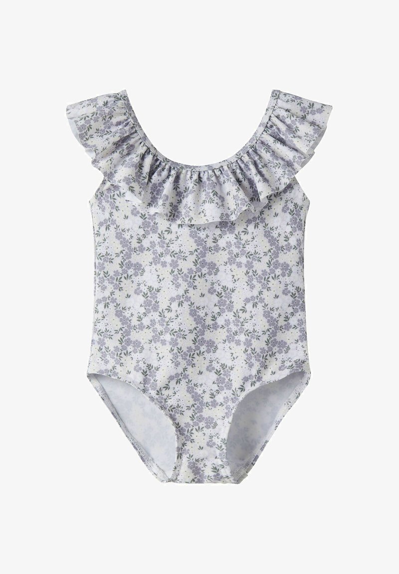 Maillot de bain une pièce pour filles avec motif floral violet et encolure épaules dénudées à volants sur fond blanc.