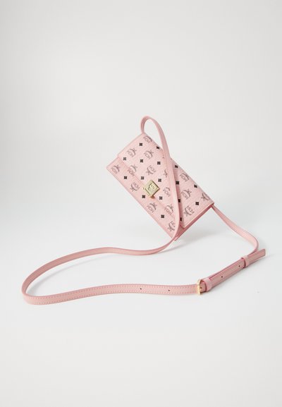Rozā ādas crossbody soma ar struktūru, ar zelta sprādzi, logo apdruku un ģeometriskiem melniem akcentiem. Ietver garu siksnu.