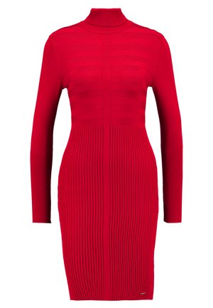 Robe tricotée rouge à côtes avec des manches longues et un col roulé haut. Présente des motifs de rayures verticales et horizontales, avec une silhouette ajustée.