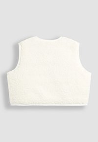 Chaleco blanco sin mangas con tela de forro polar suave y texturizada, mostrado desde la parte trasera sobre un fondo gris neutro.