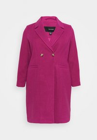 Fuchsia dobbeltknappet frakke med ikke-svampeklapper, to sidelommer og tekstureret stof. Har guldfarvede knapper. Skreddersydd snit, knælængde.