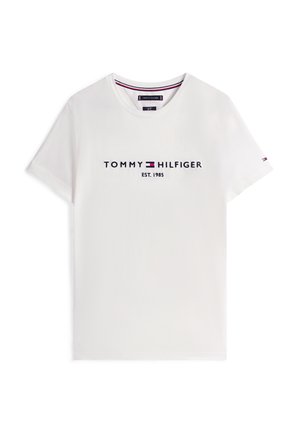 Vit T-shirt med korta ärmar och "Tommy Hilfiger EST. 1985"-logotyp samt röd, vit och blå flaggemblem centrerat på bröstet och ärmen.