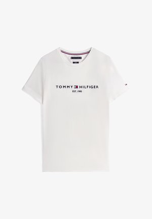 Balta īsām piedurknēm T-krekls ar uzrakstu "Tommy Hilfiger EST. 1985" un sarkanas, baltas un zilas krāsas karoga emblēmu, kas izvietota uz krūtīm un piedurknēm.