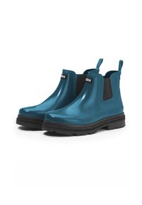 Bottines Chelsea en caoutchouc bleu canard avec des panneaux latéraux élastiques noirs, semelle texturée noire contrastante et tirant à l'arrière pour un enfilage facile.