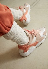 Nike Sportswear AIR HUARACHE MN - Trainers - summit white/light madder root/atmosphere/fossil stone