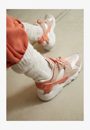 Nike Sportswear AIR HUARACHE MN - Sneakers laag - summit white/light madder root/atmosphere/fossil stone