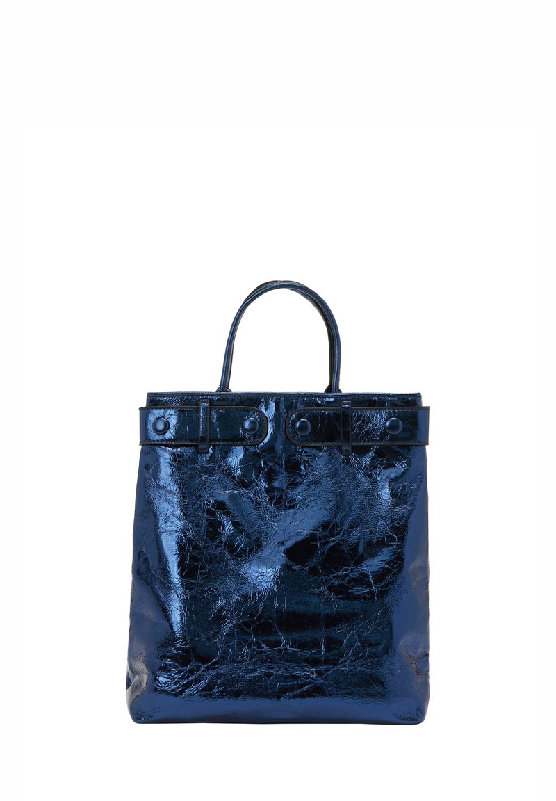 Glansende marineblå tote bag med en tekstureret overflade, to top-håndtag og to dekorative stropper med runde knapper. Struktureret rektangulær form.