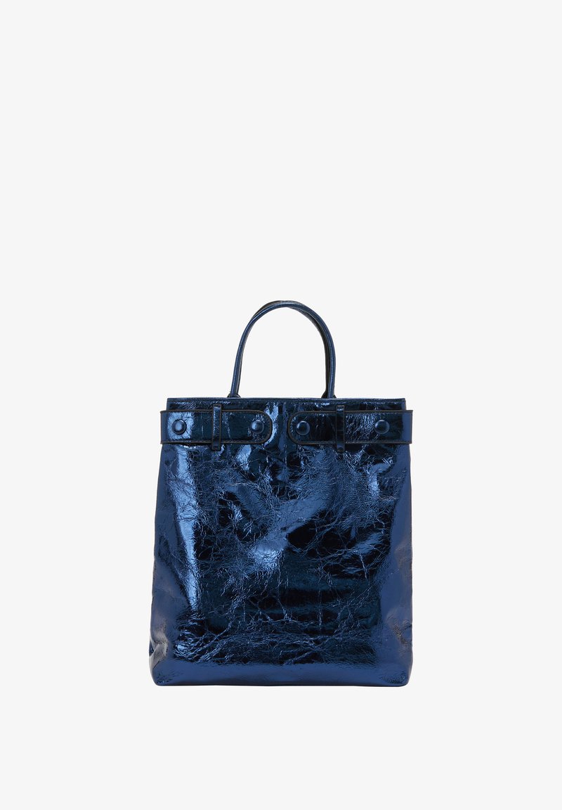 Glansig marinblå tote-väska med texturerad yta, två topphandtag och två dekorativa remmar med runda knappar. Strukturerad rektangulär form.