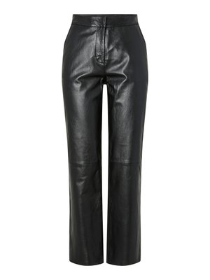 Pantaloni in pelle nera con una superficie liscia e design a gamba dritta. Presentano una vita media e dettagli frontali minimalisti.