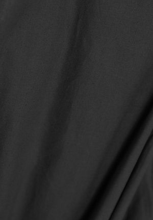 Czarna tkanina o gładkiej fakturze, z niewielkimi zmarszczkami i fałdami; jednolity kolor bez widocznych wzorów czy akcentów.