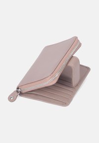 Ritsportemonnee in zacht roze leer, met een interieur voor pasjes en een gestructureerde buitenkant. Compact ontwerp met zilverkleurige ritshardware.