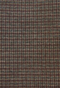 Strukturiertes Gewebe mit einem dunklen Karomuster, das aus tiefem Rot, Marineblau und Beige mit einer gewebten Oberfläche besteht.