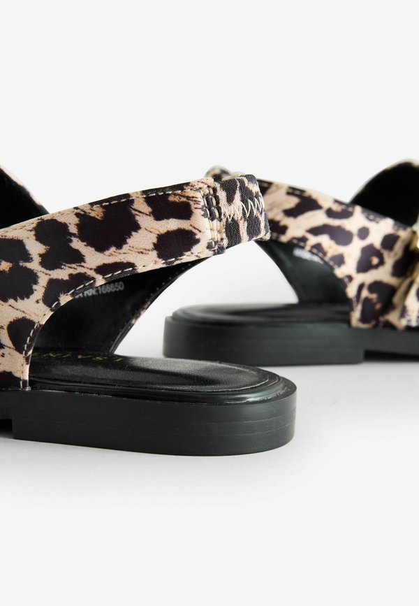 REGULAR FIT – PRINT – Riemchenballerina – leopard