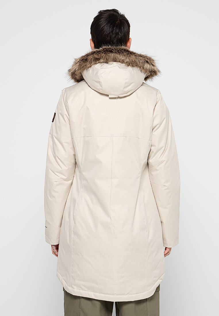 Beige isolierte Parka mit abnehmbarer Kunstfellkapuze, Seitentaschen und geradem Schnitt, ausgestattet mit einer glatten Außenstruktur und minimalistischem Design.