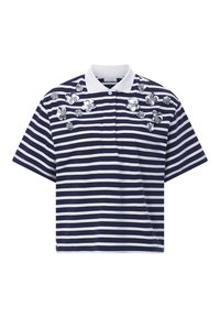 Polo de rayas marinas y blancas con mangas cortas. Presenta adornos florales en el frente. Confeccionado con tela suave y cuello con solapa.