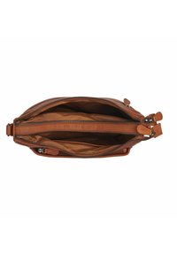 Bolso de cuero marrón claro con cierre de cremallera, que cuenta con dos compartimentos interiores y una superficie texturizada con detalles de costura. Interior forrado.