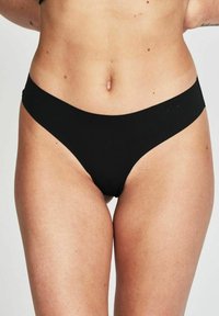 Schwarze Tangas mit einem glatten, elastischen Stoff. Sie verfügen über ein minimalistisches Design und einen niedrigen Bund mit dezentem Branding.