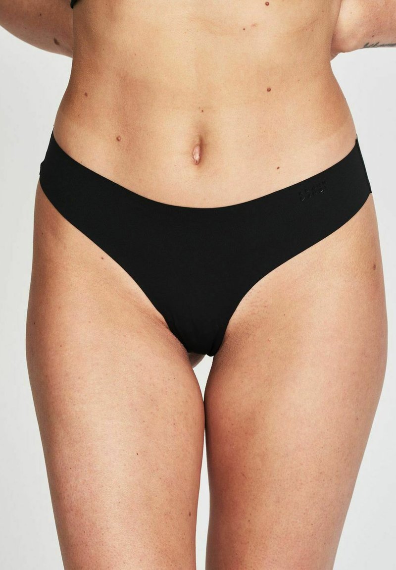 Schwarze Tangas mit einem glatten, elastischen Stoff. Sie verfügen über ein minimalistisches Design und einen niedrigen Bund mit dezentem Branding.