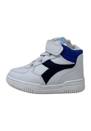 Sneaker alta bianca con accenti blu navy e colletto imbottito blu. Presenta una chiusura con lacci e una fascia in Velcro. Suola testurizzata per una migliore aderenza.
