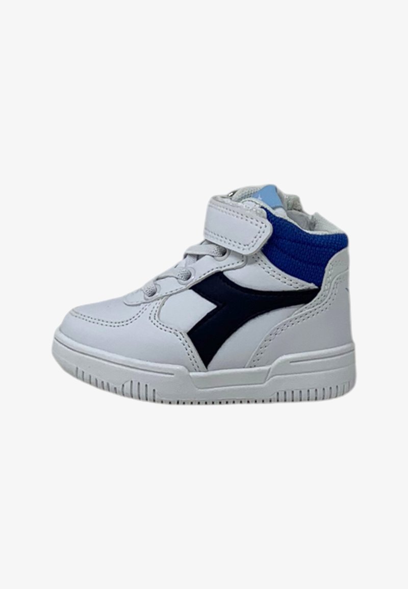Sneaker alta bianca con accenti blu navy e colletto imbottito blu. Presenta una chiusura con lacci e una fascia in Velcro. Suola testurizzata per una migliore aderenza.