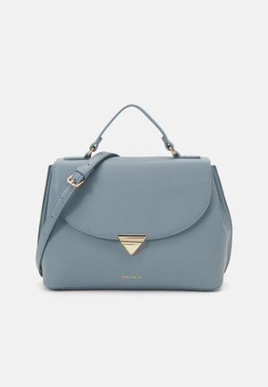 Helleblaue strukturierte Handtasche aus glattem Material, mit einer Vorderklappe und einem goldenen dreieckigen Akzent sowie einem abnehmbaren Tragegurt.