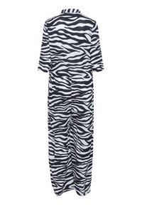 Svart och vit zebra-randig jumpsuit med krage, korta ärmar och sidofickor, tillverkad av lättviktsmaterial.