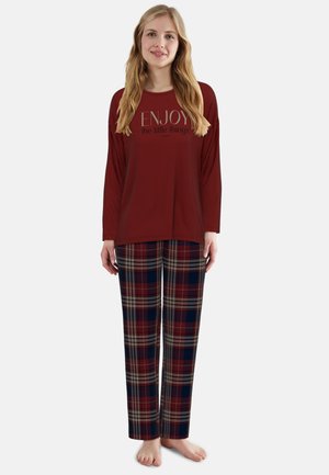 Langarm-Burgunderoberteil mit dem Text "Genieße die kleinen Dinge". Karo-Hose in Marineblau, Rot und Creme. Material aus Baumwollmischung.