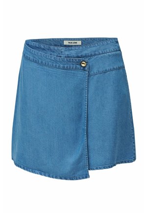 Gonna in denim di colore azzurro chiaro, con design avvolgente, orlo asimmetrico e chiusura con un singolo bottone in ottone. Tessuto liscio con cuciture leggere.
