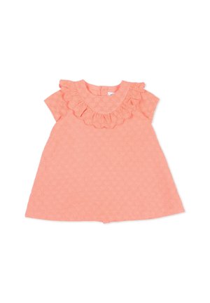 Vestitino da neonato rosa corallo con maniche corte, tessuto a occhiolet, scollo arricciato e chiusura con bottoni sul retro, disposto disteso su sfondo bianco.