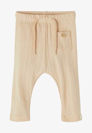 Beżowe dziergane spodnie dziecięce z pionowym wzorem ażurowym, elastycznym paskiem w talii, sznurkiem i małą zapinaną na guzik kieszonką po prawej stronie.