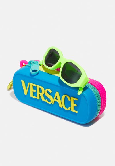 Custodia per occhiali da sole Versace di colore blu brillante con lettere gialle. Presenta accenti neon rosa e verde, texture liscia e un design sportivo.