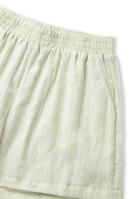 Shorts vert clair en tissu texturé avec une taille élastique. Présente des lignes verticales et de petits accents décoratifs tout au long.