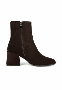 Bottine en suède marron avec un bout pointu, une fermeture éclair sur le côté et un talon massif et texturé. Design élégant avec des accents minimaux.