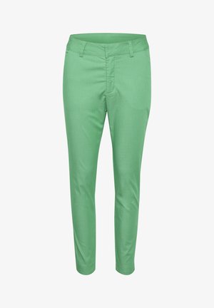 Zelene hlače od glatke tkanine, s uskim krojem, prednjim džepovima i standardnim pojasom s petljama za remen.