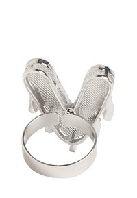 Sølvring formet som flip-flops med teksturerede detaljer. Designet har en åben tå og et cirkulært bånd for nem påføring.