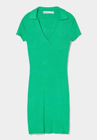 Robe en tricot côtelé vert avec des manches courtes, décolleté en V et design col. Texture lisse et coupe ajustée, adaptée pour une tenue décontractée.
