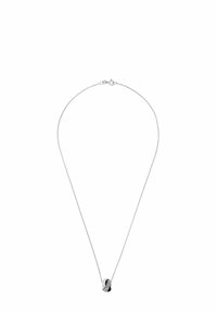 Silver kedja halsband med en tårformad hänge, med en blank svart yta och nitar för extra detaljer.