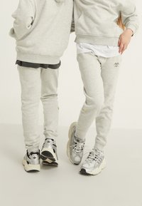 Yourturn Kids UNISEX - Tepláky - mottled light grey