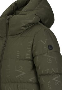 Olijfgroene pufferjack met een capuchon, voorzien van een gladde textuur en subtiele "ITALIA" opdruk. Inclusief een logo patch op de mouw.