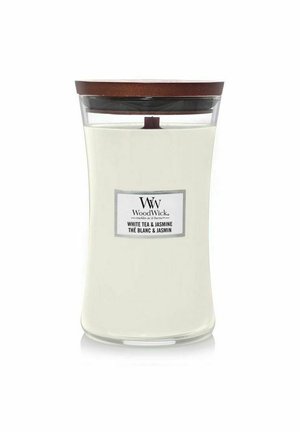 Duftlys WoodWick i klar glasskrukke med trælåg, mærket med duften White Tea & Jasmine, ulåst med synlig trævække.