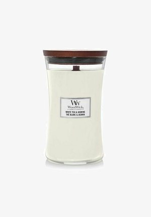 Duftlys WoodWick i klar glasskrukke med trælåg, mærket med duften White Tea & Jasmine, ulåst med synlig trævække.