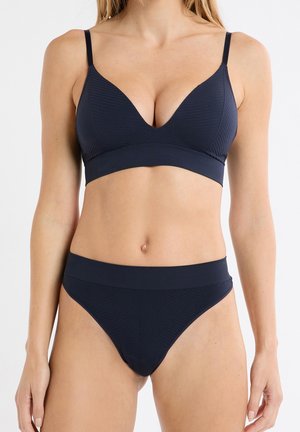 Marineblaues, geripptes Bikini-Set mit einem tief ausgeschnittenen, bügellosen BH mit dünnen Trägern und passenden, hochtaillierten Hosen mit nahtlosem Bund.