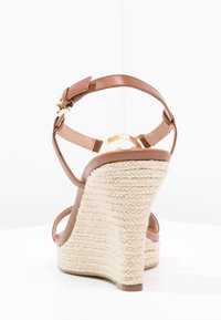 MICHAEL Michael Kors Sandály na vysokém podpatku - cognac
