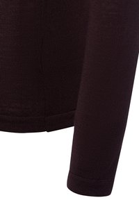 Sweter dzianinowy w głębokim burgundzie, z teksturowanym materiałem, okrągłym dekoltem i długimi rękawami. Hem jest ściągaczowany dla lepszego wykończenia.